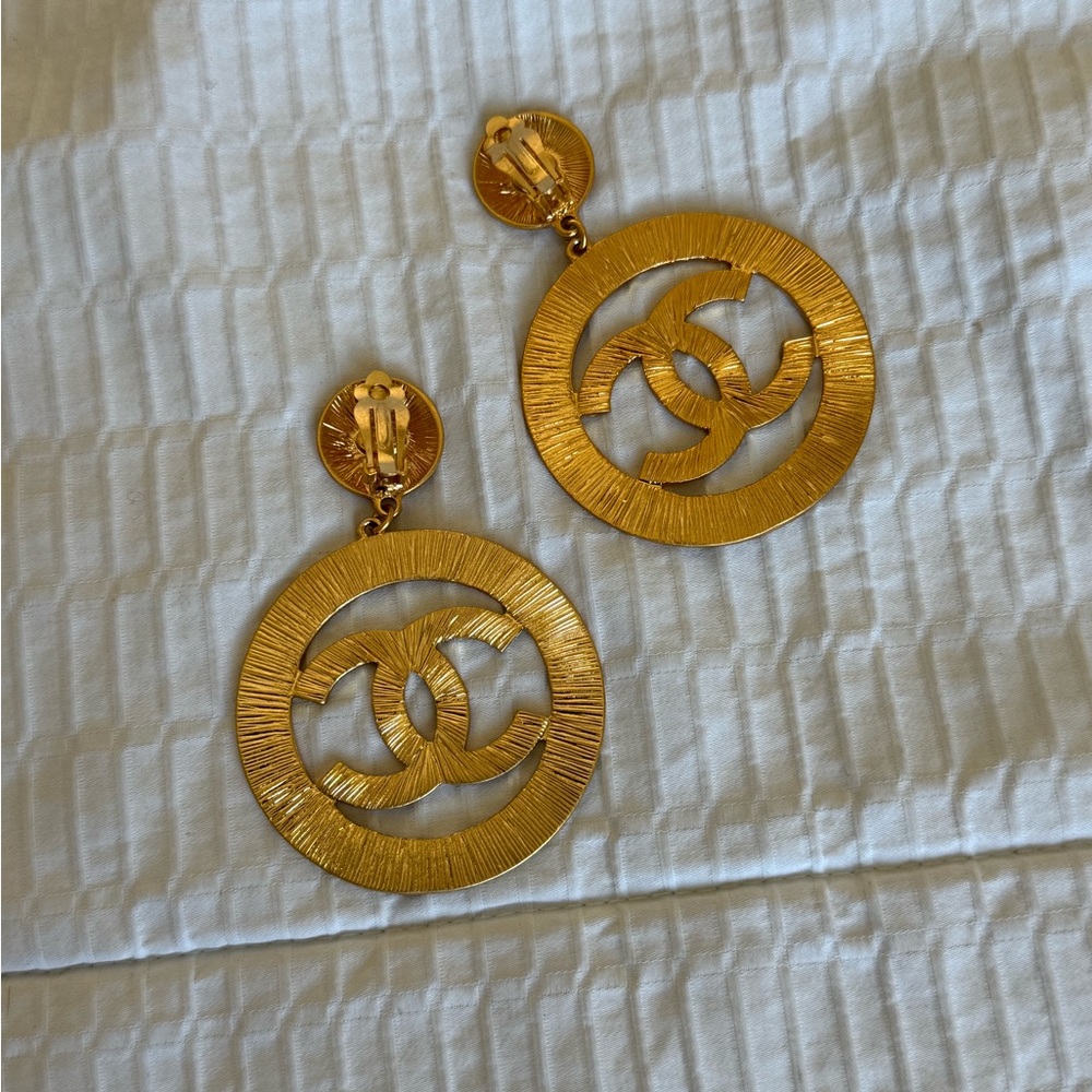 Chanel Vintage CC Gold Clip On Earrings - Picture 4 of 7